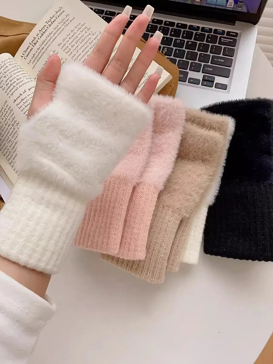 Luxe Blush Knitted Gloves