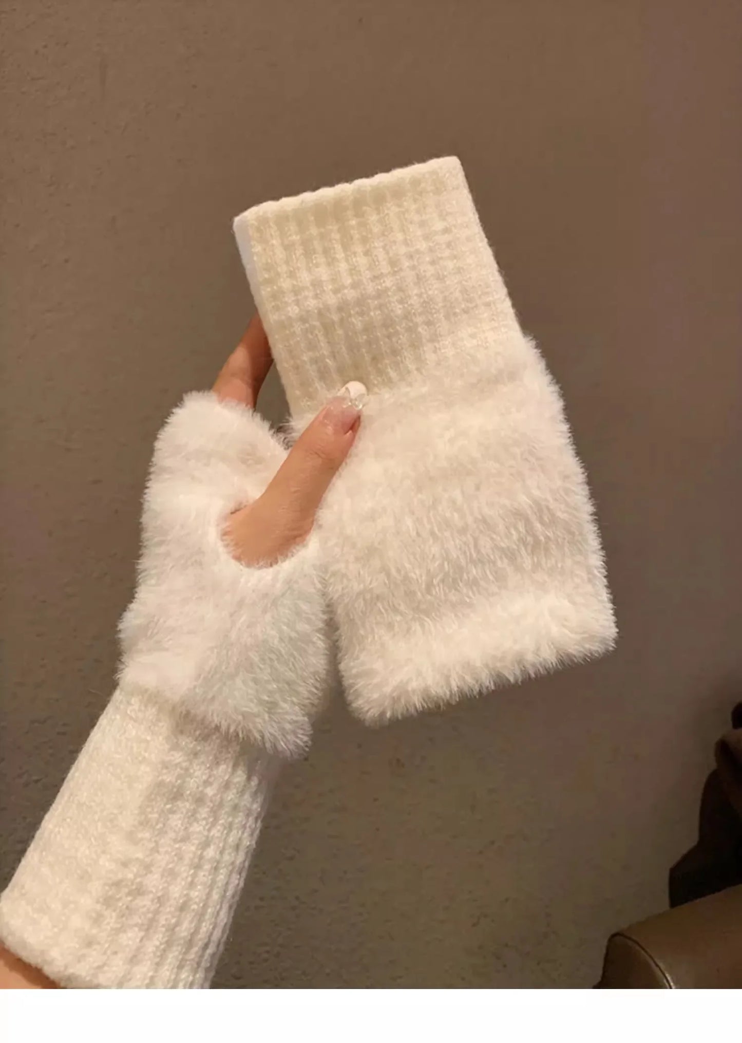 Luxe Blush Knitted Gloves