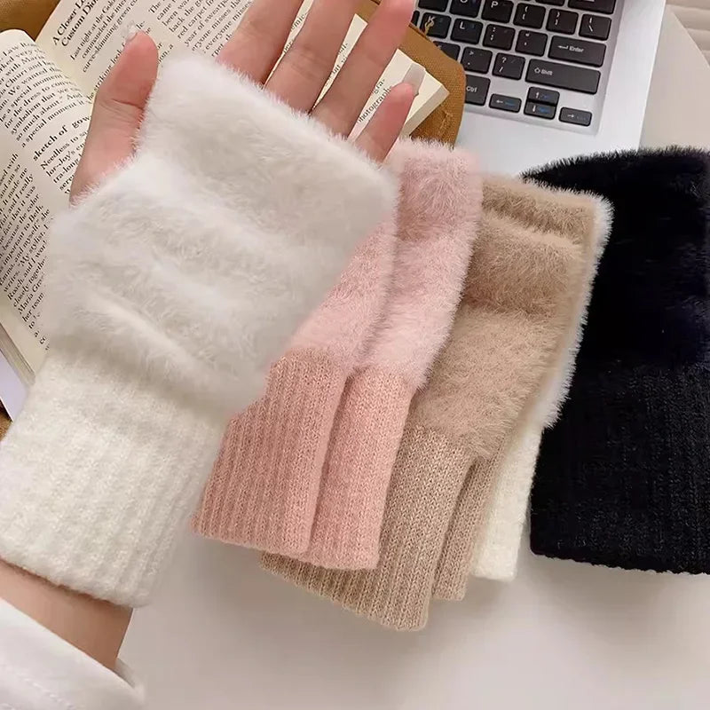 Luxe Blush Knitted Gloves