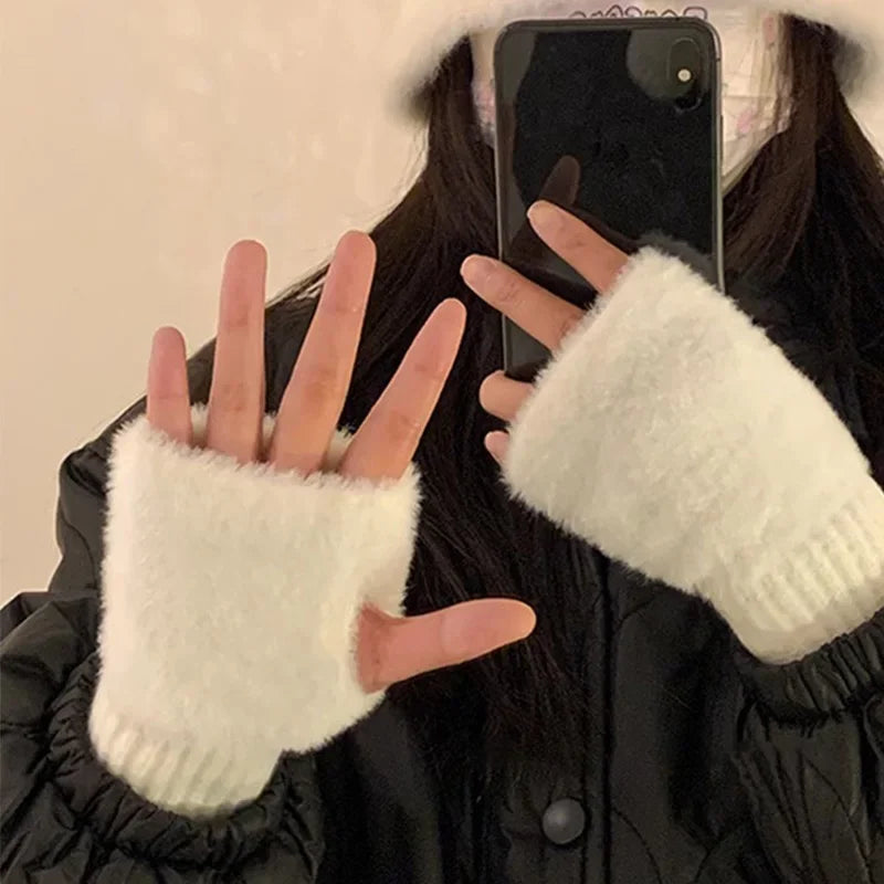 Luxe Blush Knitted Gloves