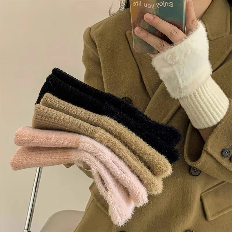 Luxe Blush Knitted Gloves